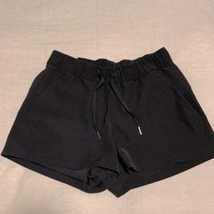 LULULEMON black On The Fly short size 6